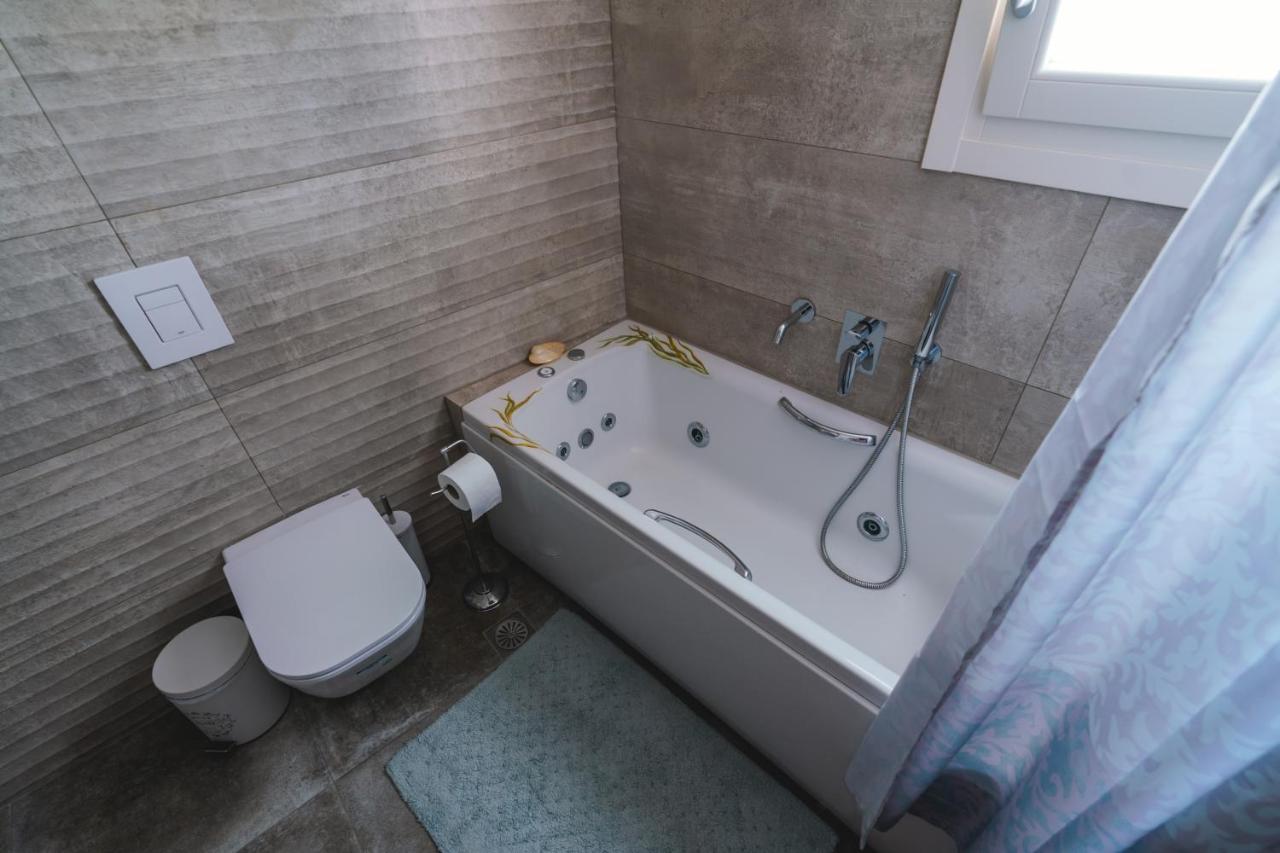 Lux House With Outdoor Jacuzzi And Sea View In Santorini Apartment Emporio  ภายนอก รูปภาพ